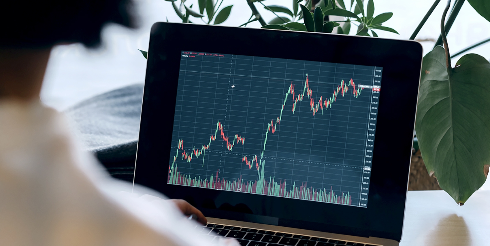 Trader in front of a screen